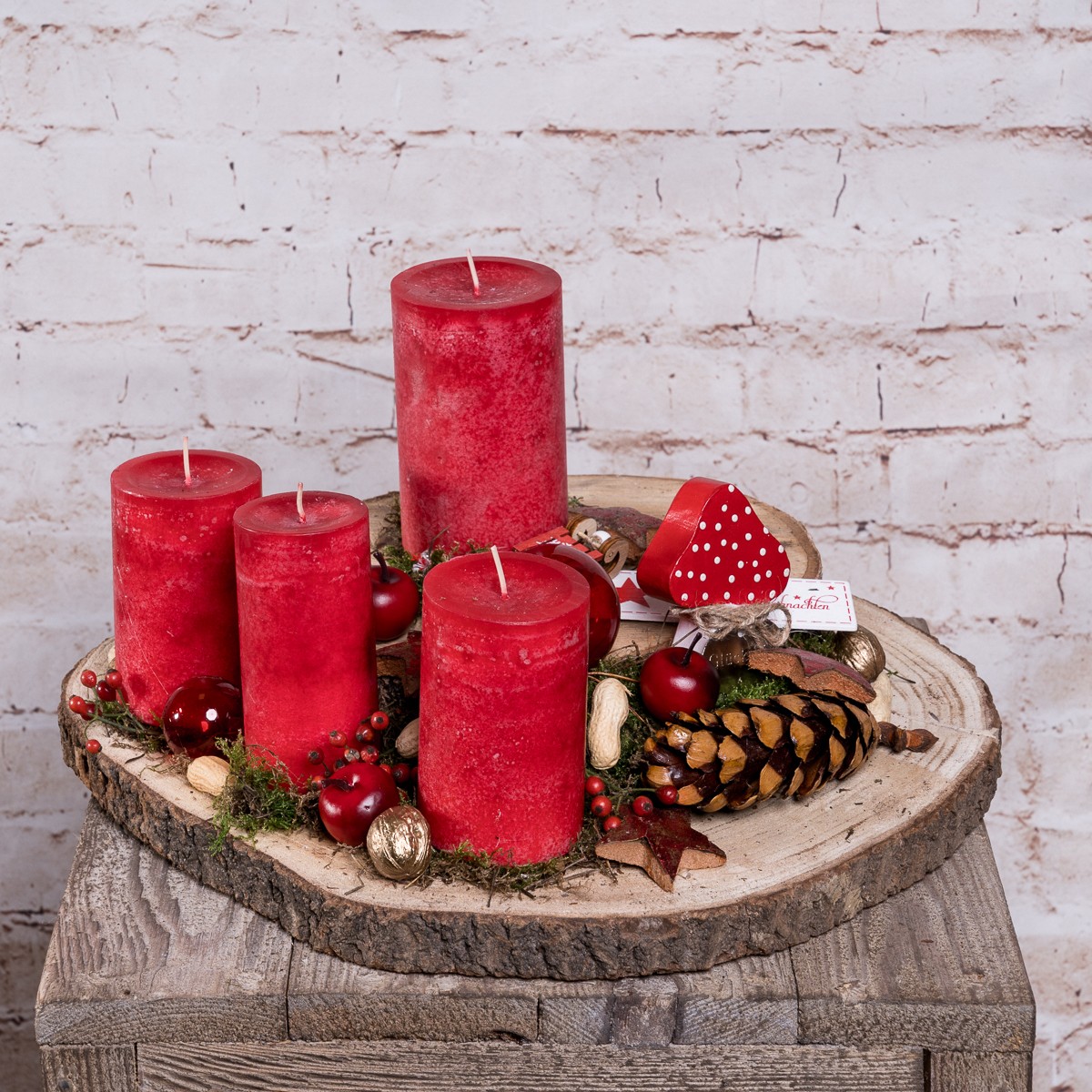 Weihnachtliche Holzscheibe mit 4 Kerzen in Rot Bild 1