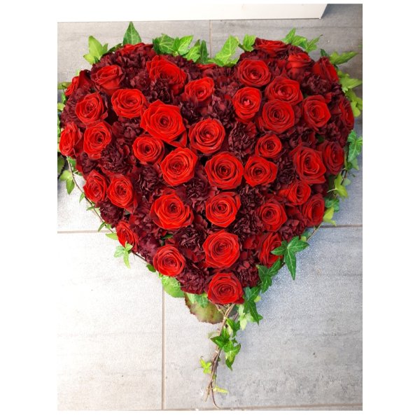 Herz rot mit Rosen und Nelken Bild 1